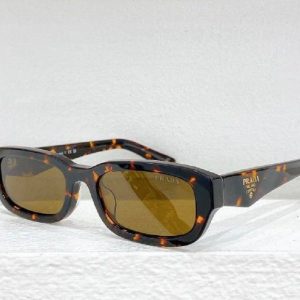 Очки Prada с логотипом