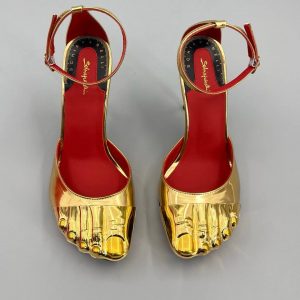 Туфли Schiaparelli на шпильке