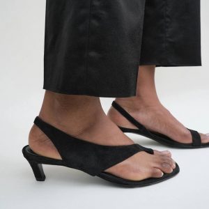 Замшевые босоножки на каблуке Toteme